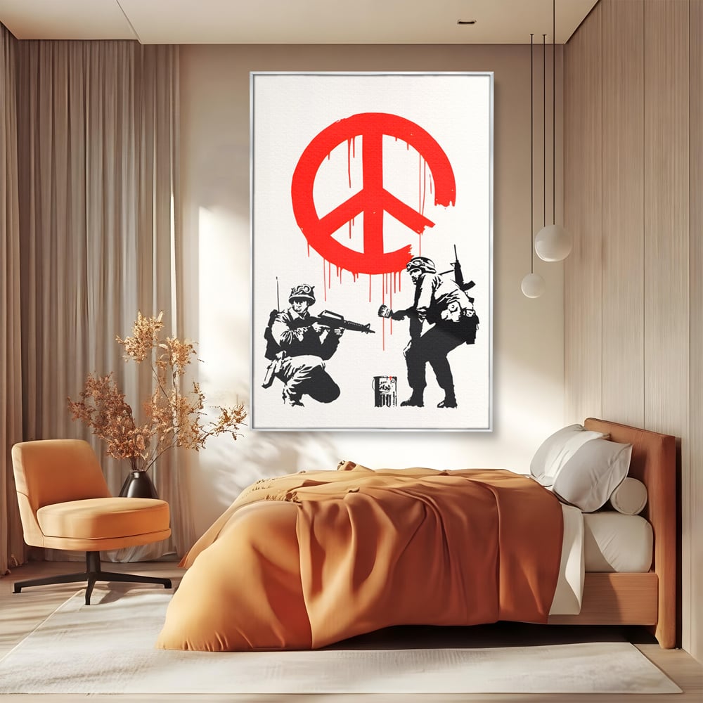 Tablou canvas cu ilustratie graffiti cu soldati si semnul pacii, in rama de aluminiu argintiu, pe perete intr-un dormitor